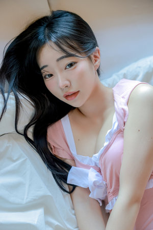 他把她扣在妇检器材上蹂躏着
